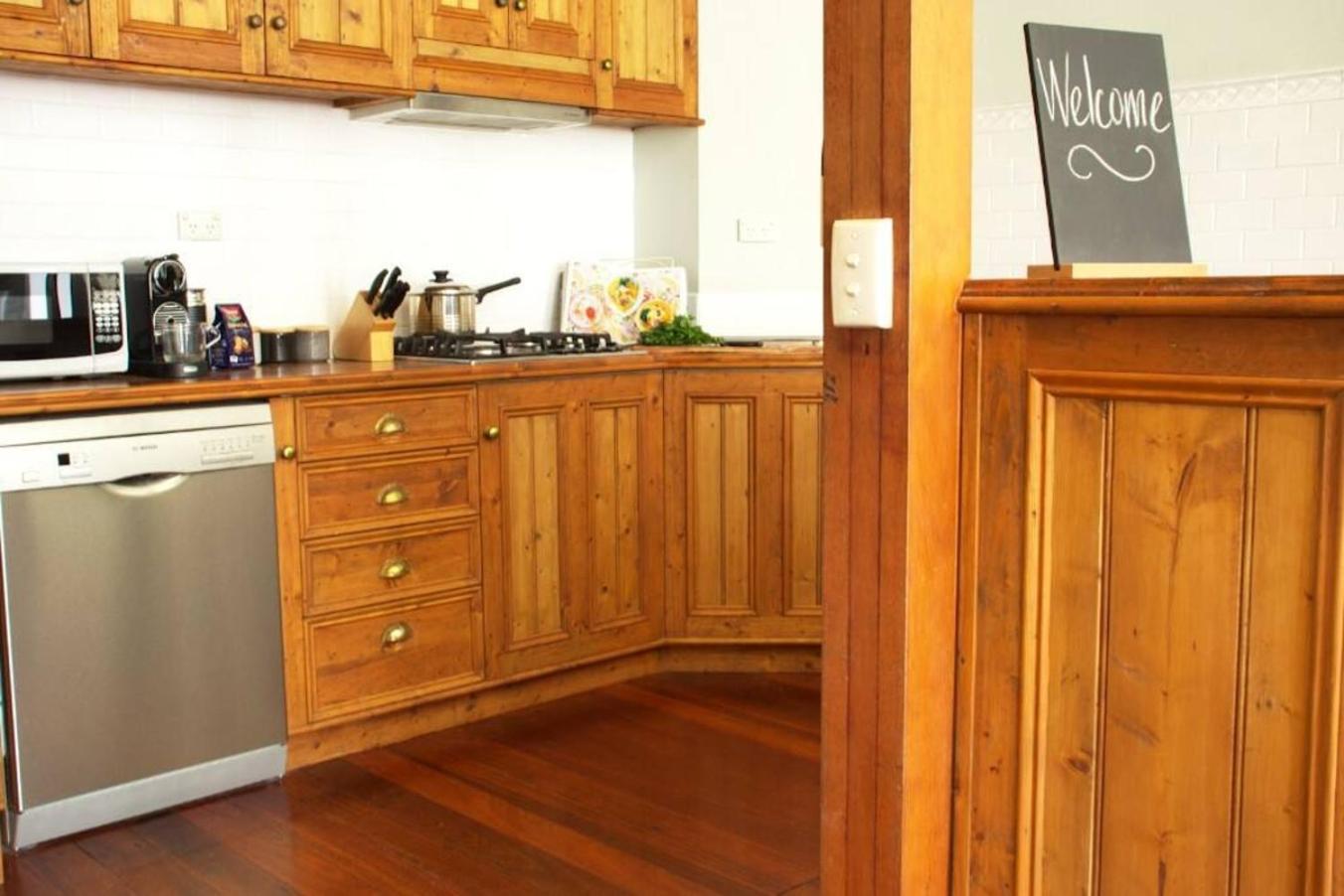 Lilys Quarters- Historic West End Apartment Fremantle